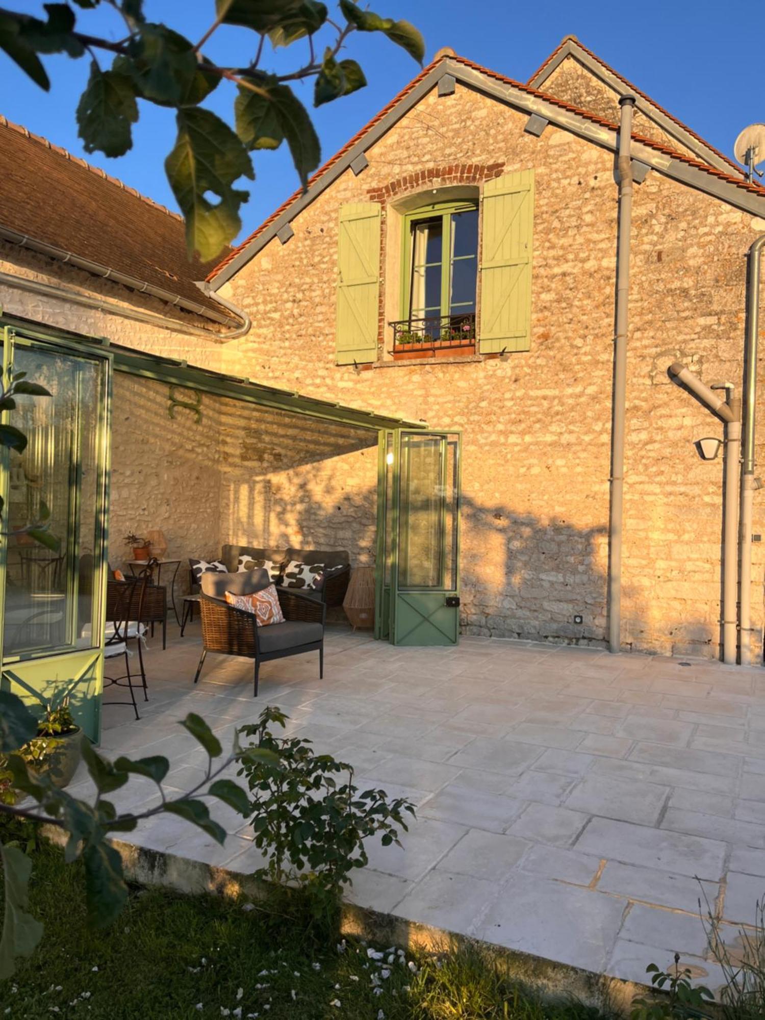 Le Clos Des Vignes Bed & Breakfast Notre-Dame-de-l'Isle ภายนอก รูปภาพ