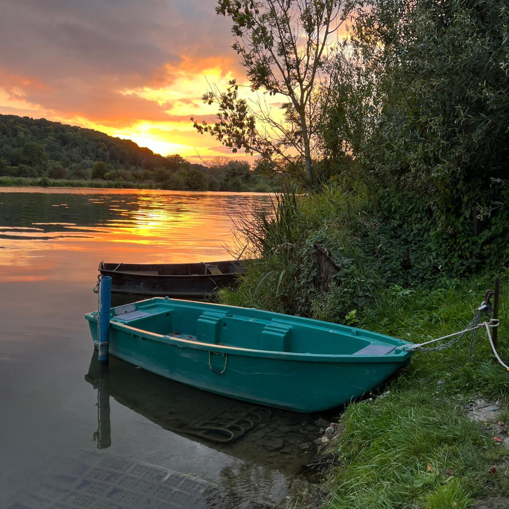 Le Clos Des Vignes Bed & Breakfast Notre-Dame-de-l'Isle ภายนอก รูปภาพ